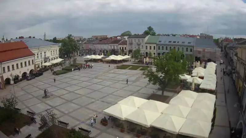 Kamera prezentuje ujęcie na rynek w Kielcach w województwie świętokrzyskim.