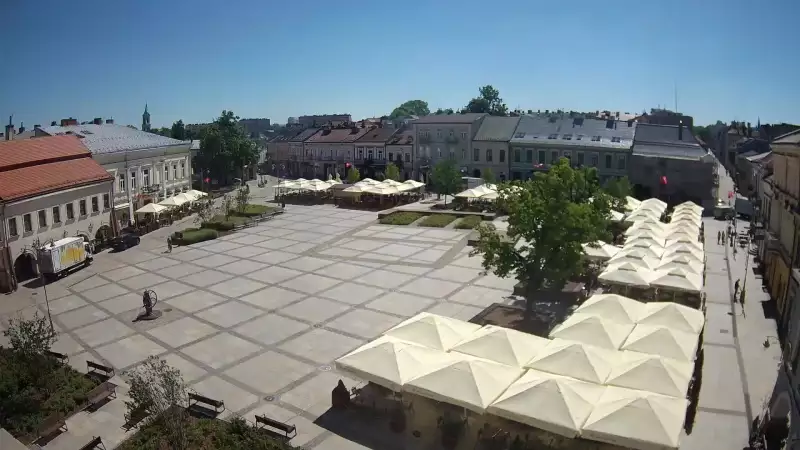Kamera prezentuje ujęcie na rynek w Kielcach w województwie świętokrzyskim.