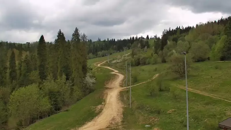 Widok na jedną z dziewięciu kolei krzesełkowej na Kotelnicy - trasa nr 9 - Remiaszów