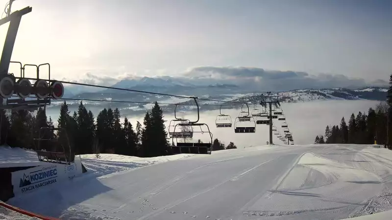 Górna stacja, ma którą wywozi czteroosobowa kolej linowa