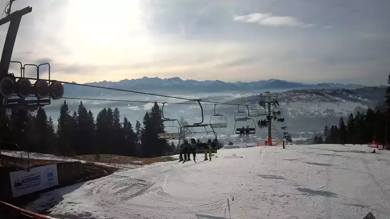 Górna stacja, ma którą wywozi czteroosobowa kolej linowa