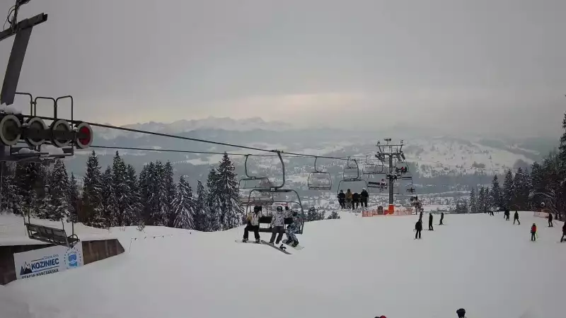 Górna stacja, ma którą wywozi czteroosobowa kolej linowa