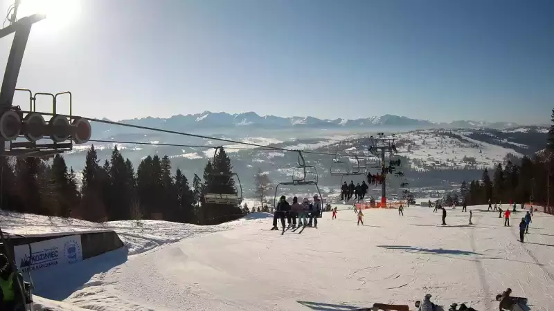 Górna stacja, ma którą wywozi czteroosobowa kolej linowa