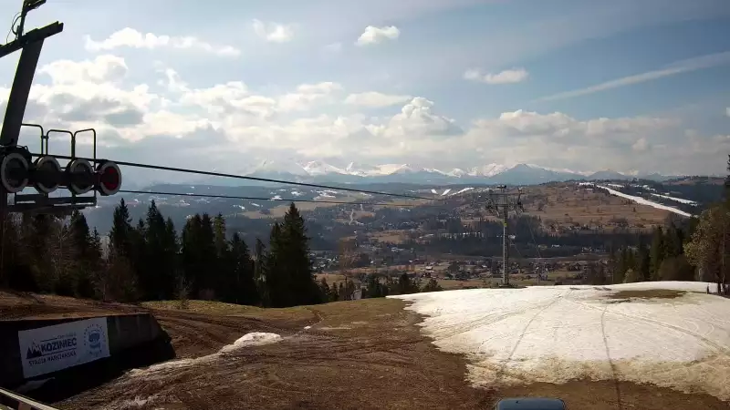 Górna stacja, ma którą wywozi czteroosobowa kolej linowa