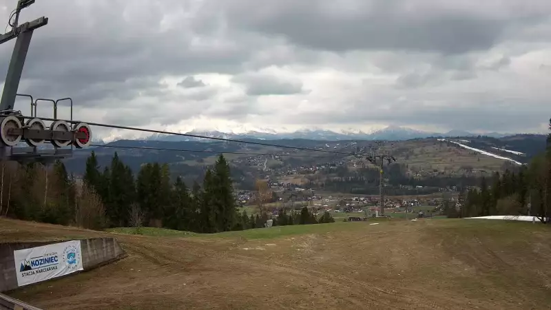 Górna stacja, ma którą wywozi czteroosobowa kolej linowa