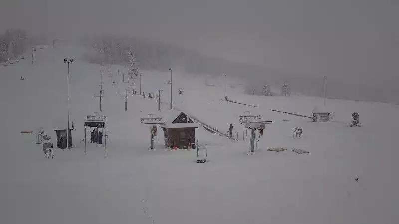 Widok na orczyki i taśmy przy stacji dolnej w ośrodku Koziniec-ski