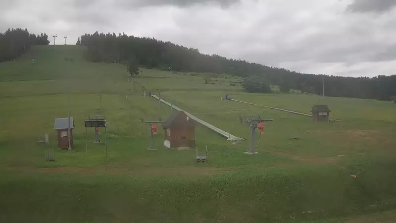 Widok na orczyki i taśmy przy stacji dolnej w ośrodku Koziniec-ski