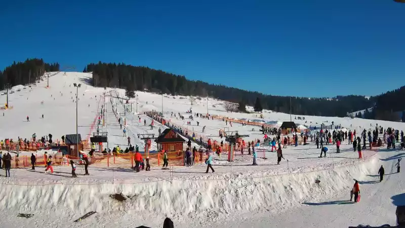 Widok na orczyki i taśmy przy stacji dolnej w ośrodku Koziniec-ski