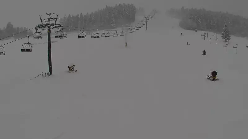 Widok na wyciąg krzesełkowy, orczyk oraz całą trasę narciarską