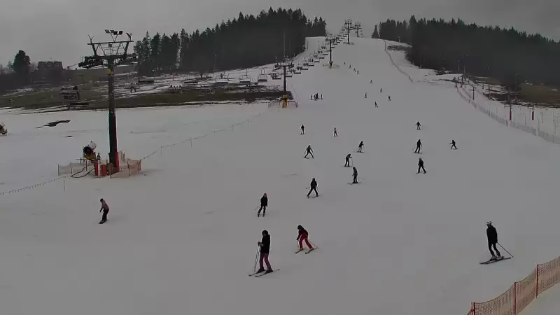 Widok na wyciąg krzesełkowy, orczyk oraz całą trasę narciarską