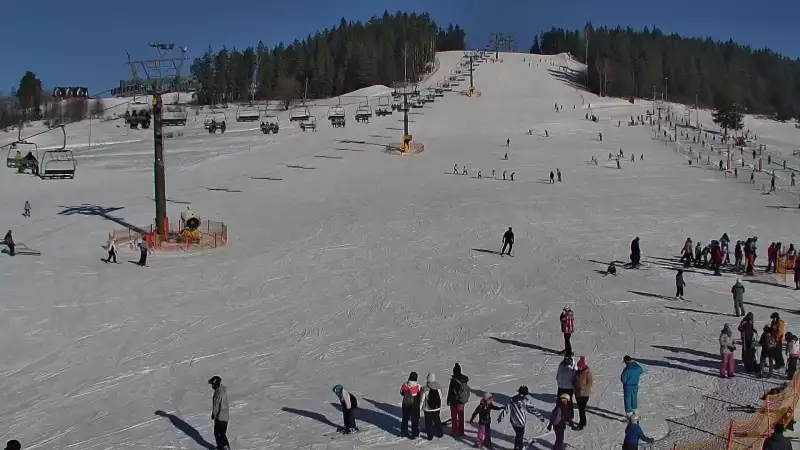 Widok na wyciąg krzesełkowy, orczyk oraz całą trasę narciarską