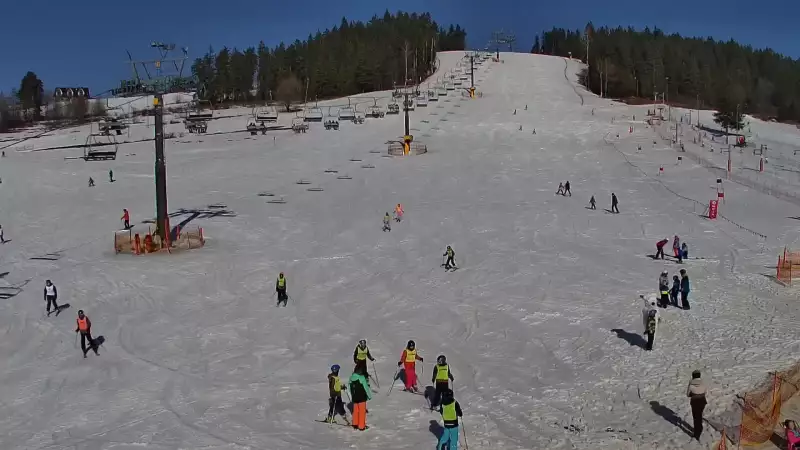 Widok na wyciąg krzesełkowy, orczyk oraz całą trasę narciarską