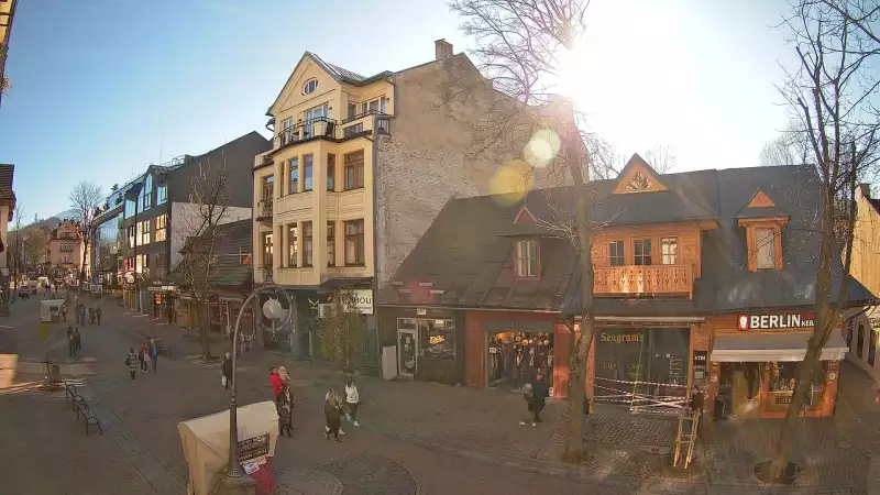 ZAKOPANE - widok z kamery na deptak