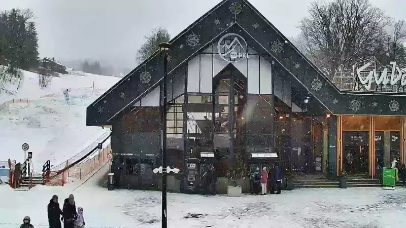 Widok na dolną stację kolei linowej na Gubałówkę oraz targowisko.