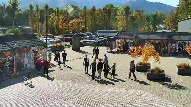 Widok na dolną stację kolei linowej na Gubałówkę oraz targowisko.