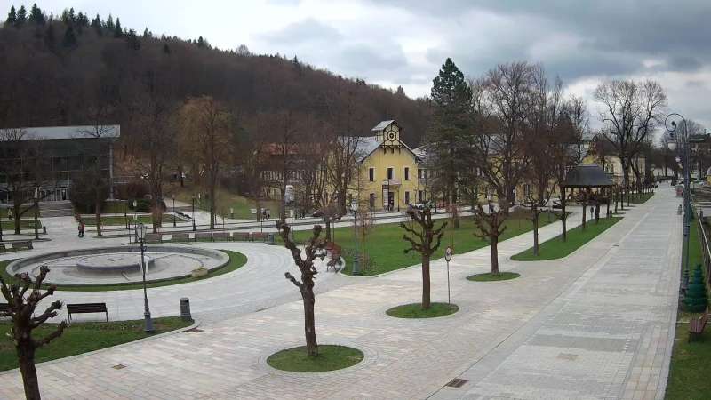Widok na centrum Krynicy-Zdroju deptak, ścieżka, drzewa.