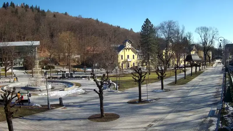 Widok na centrum Krynicy-Zdroju deptak, ścieżka, drzewa.