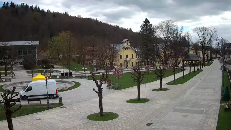 Widok na centrum Krynicy-Zdroju deptak, ścieżka, drzewa.
