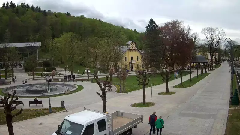 Widok na centrum Krynicy-Zdroju deptak, ścieżka, drzewa.