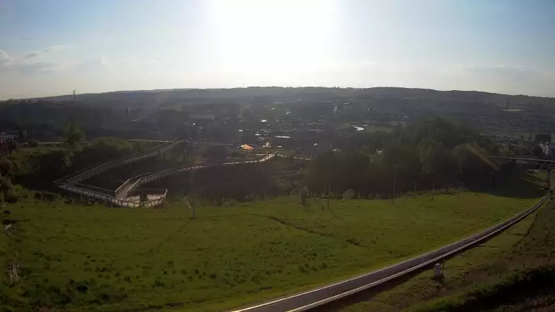 Widok z dołu na trasę narciarską w stacji Kurza Góra