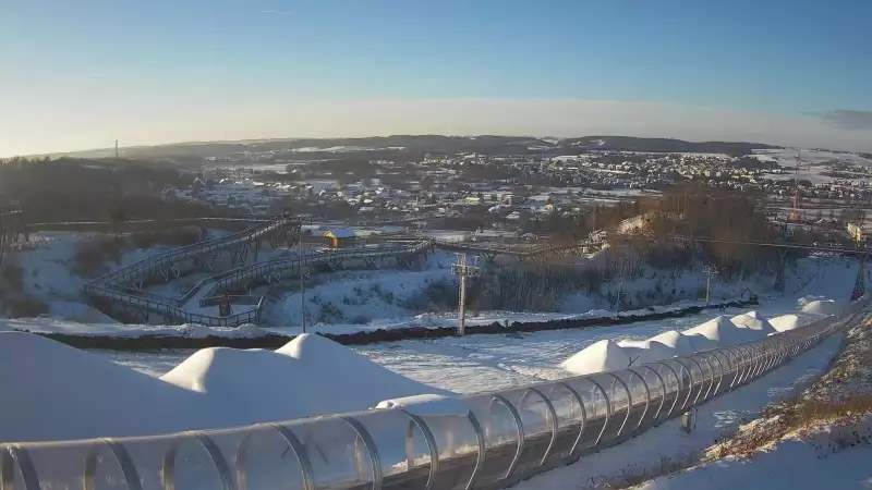 Widok z dołu na trasę narciarską w stacji Kurza Góra