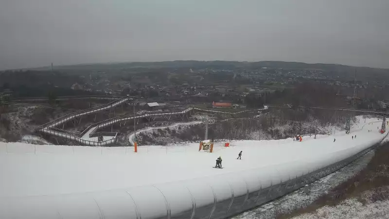 Widok z dołu na trasę narciarską w stacji Kurza Góra