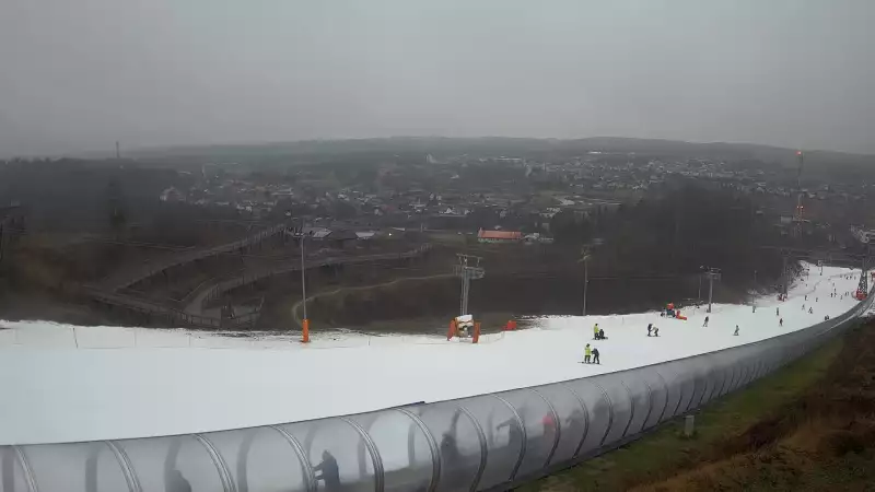 Widok z dołu na trasę narciarską w stacji Kurza Góra