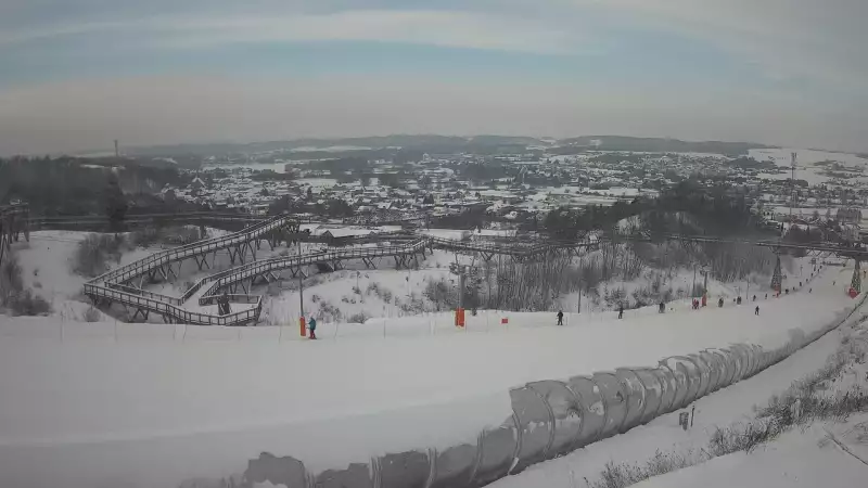 Widok z dołu na trasę narciarską w stacji Kurza Góra