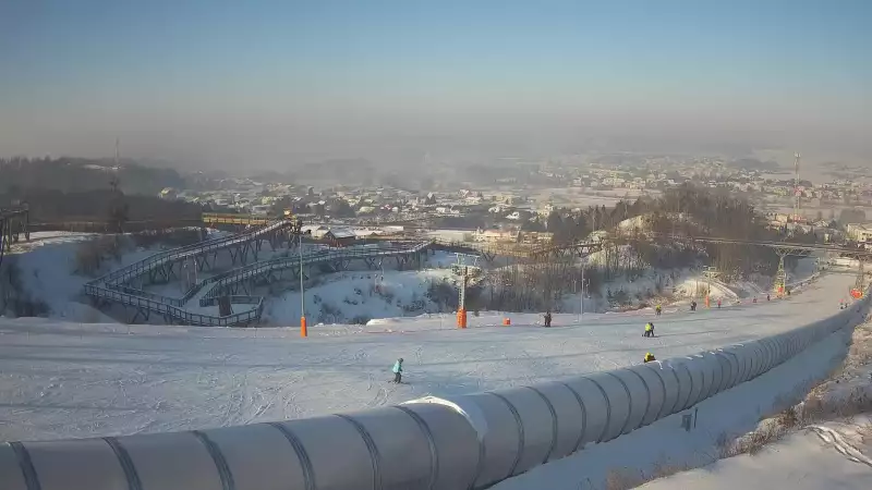 Widok z dołu na trasę narciarską w stacji Kurza Góra