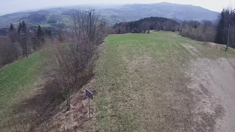 Widok na górą część trasy zjazdowej w Laskowa Ski
