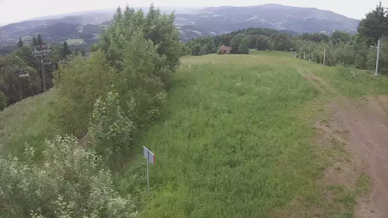 Widok na górą część trasy zjazdowej w Laskowa Ski
