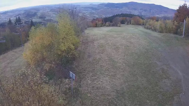 Widok na górą część trasy zjazdowej w Laskowa Ski