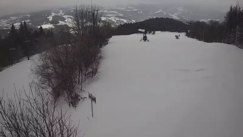 Widok na górą część trasy zjazdowej w Laskowa Ski