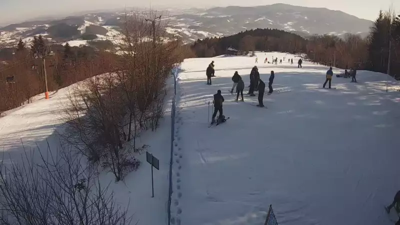 Widok na górą część trasy zjazdowej w Laskowa Ski