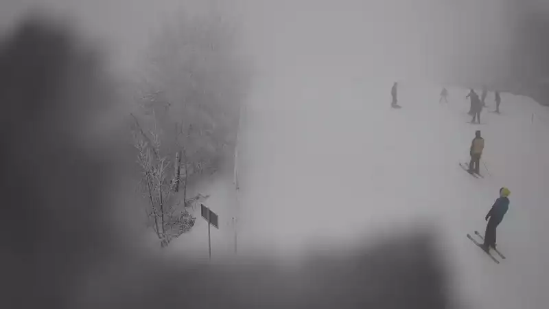 Widok na górą część trasy zjazdowej w Laskowa Ski