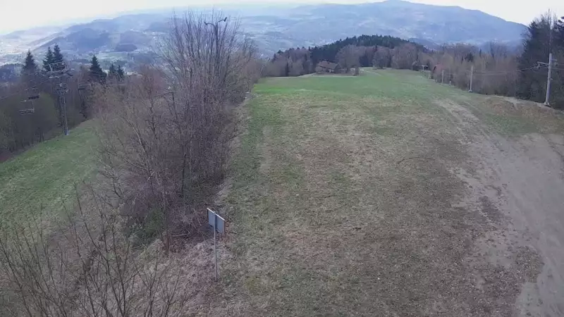 Widok na górą część trasy zjazdowej w Laskowa Ski