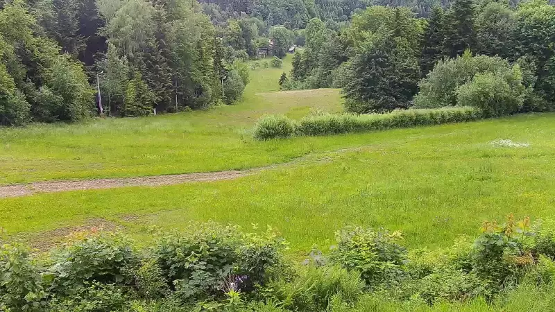Widok na środkową część trasy zjazdowej w stacji narciarskiej Laskowa Ski