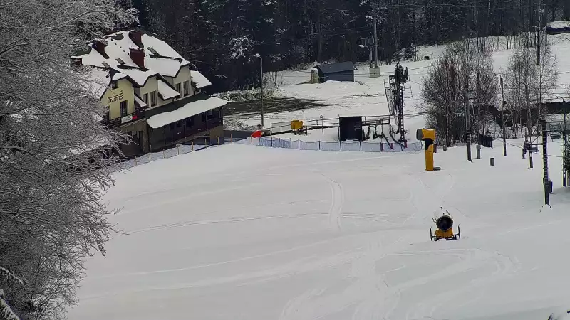 Widok na środkową część trasy zjazdowej w stacji narciarskiej Laskowa Ski