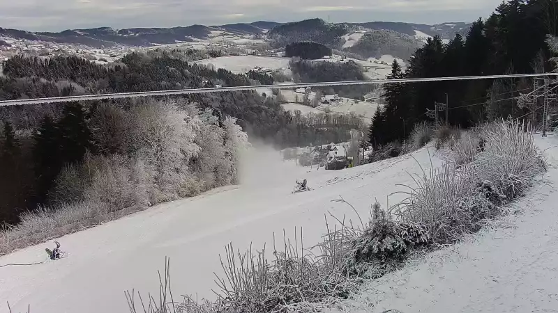 Widok na środkową część trasy zjazdowej w stacji narciarskiej Laskowa Ski