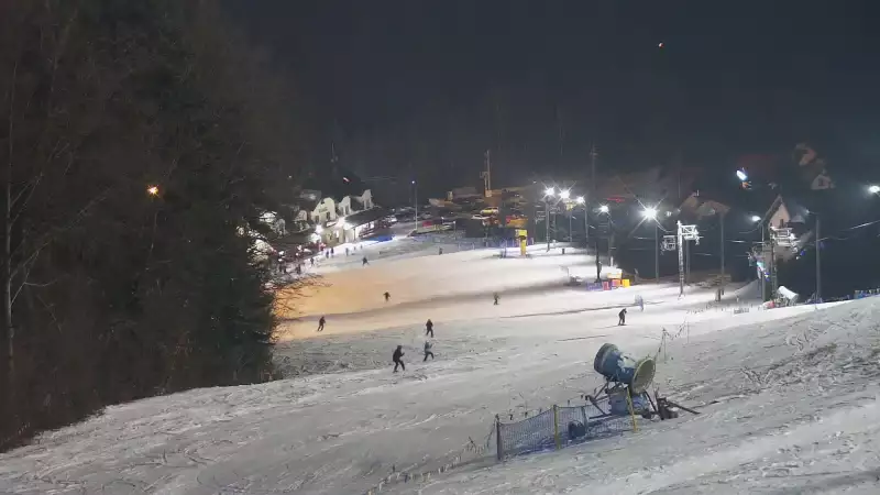 Widok na środkową część trasy zjazdowej w stacji narciarskiej Laskowa Ski