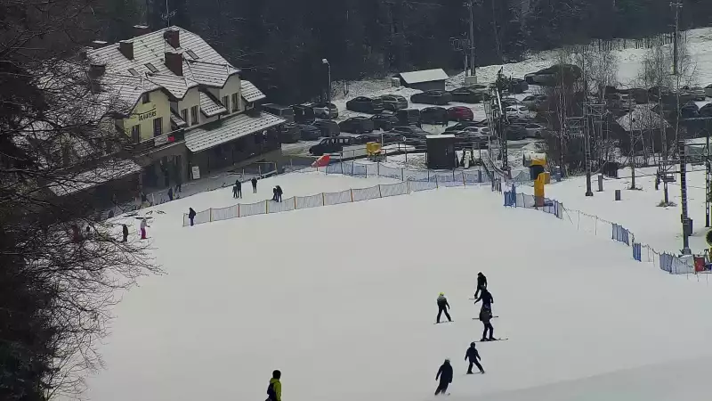 Widok na środkową część trasy zjazdowej w stacji narciarskiej Laskowa Ski