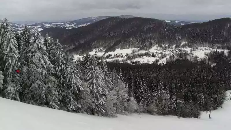 Widok na wyciąg i stok narciarski w Limanowej