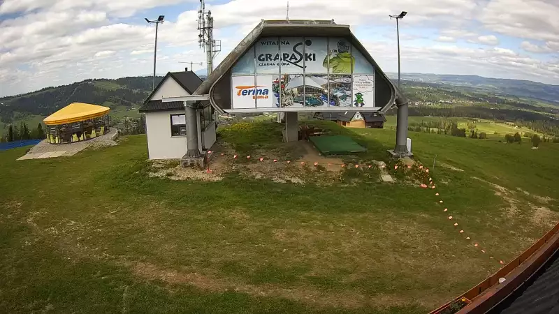 Kamera pokazuje górną stację kolei linowej na GrapaSki