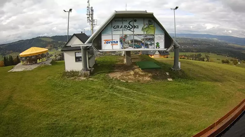 Kamera pokazuje górną stację kolei linowej na GrapaSki