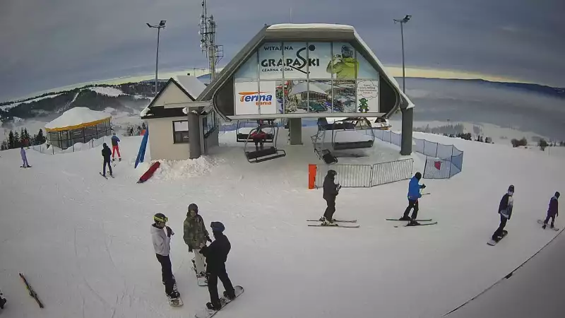Kamera pokazuje górną stację kolei linowej na GrapaSki