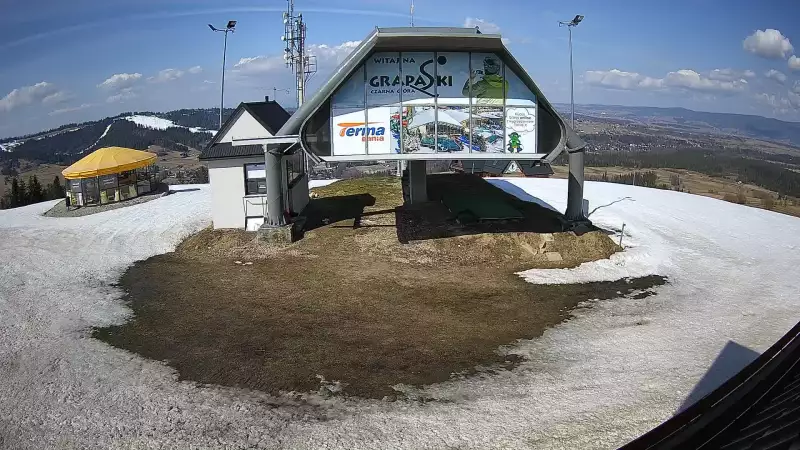 Kamera pokazuje górną stację kolei linowej na GrapaSki