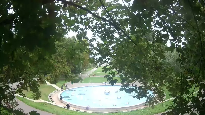 Kamera prezentuje widok na Park Ludowy w Lublinie.
