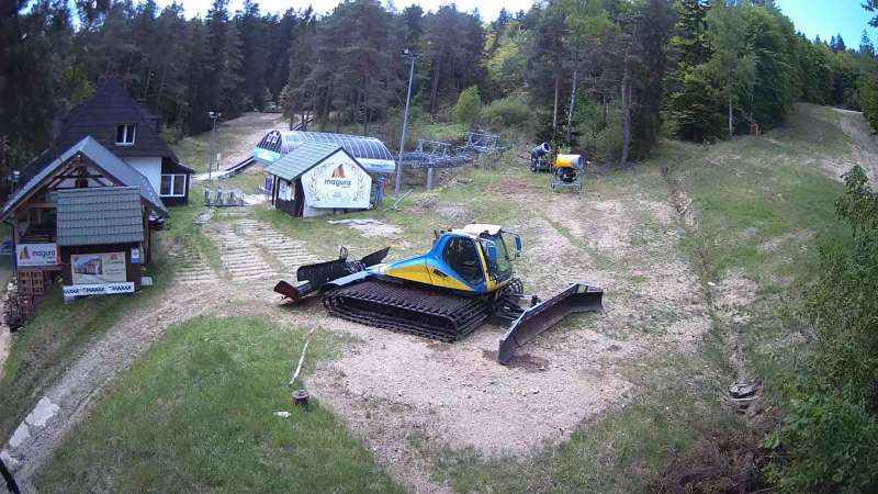 Kamera prezentuje obraz na żywo z wyciągu krzesełkowego ze stacji narciarskiej Magura Ski
