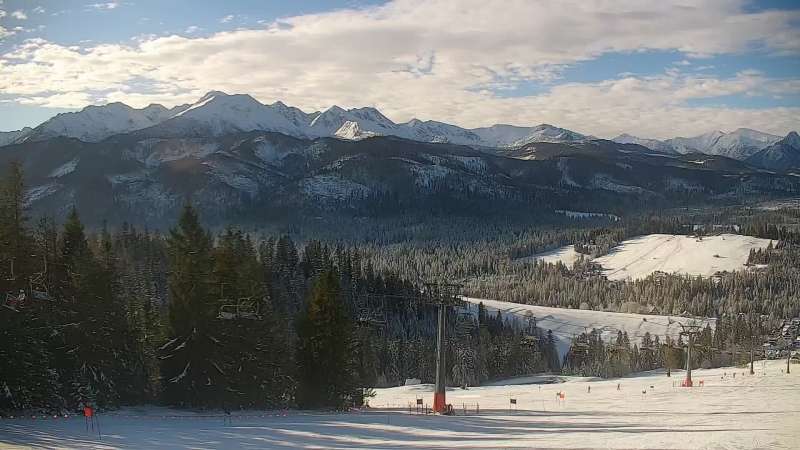 Widok na kolej i panoramę Tatr z Ośrodka Narciarskiego MAŁE CICHE.