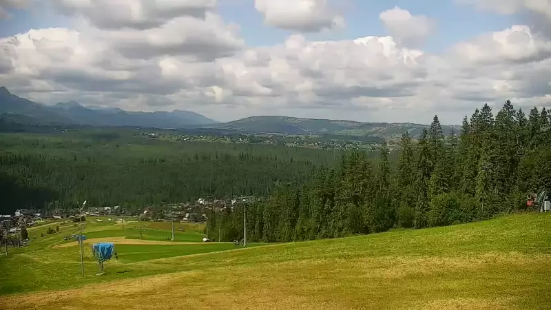 Widok na kolej i panoramę Tatr z Ośrodka Narciarskiego MAŁE CICHE.